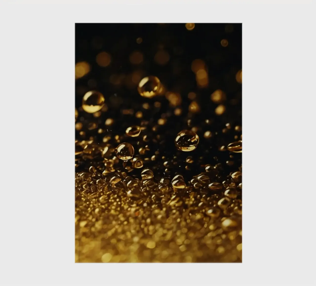 Gocce d'oro brillano su una superficie scura con un bokeh ipnotico diario da DesignDoodle
