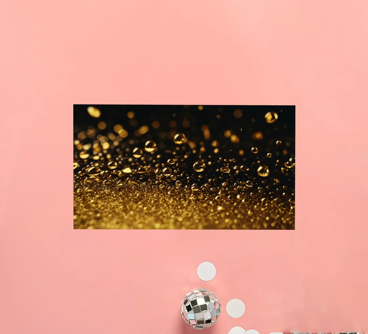 Gocce d'oro brillano su una superficie scura con un bokeh ipnotico adesivo da DesignDoodle