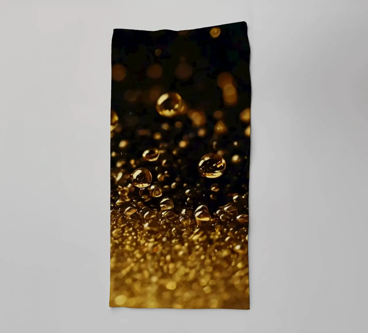 Gocce d'oro brillano su una superficie scura con un bokeh ipnotico asciugamano da bagno da DesignDoodle
