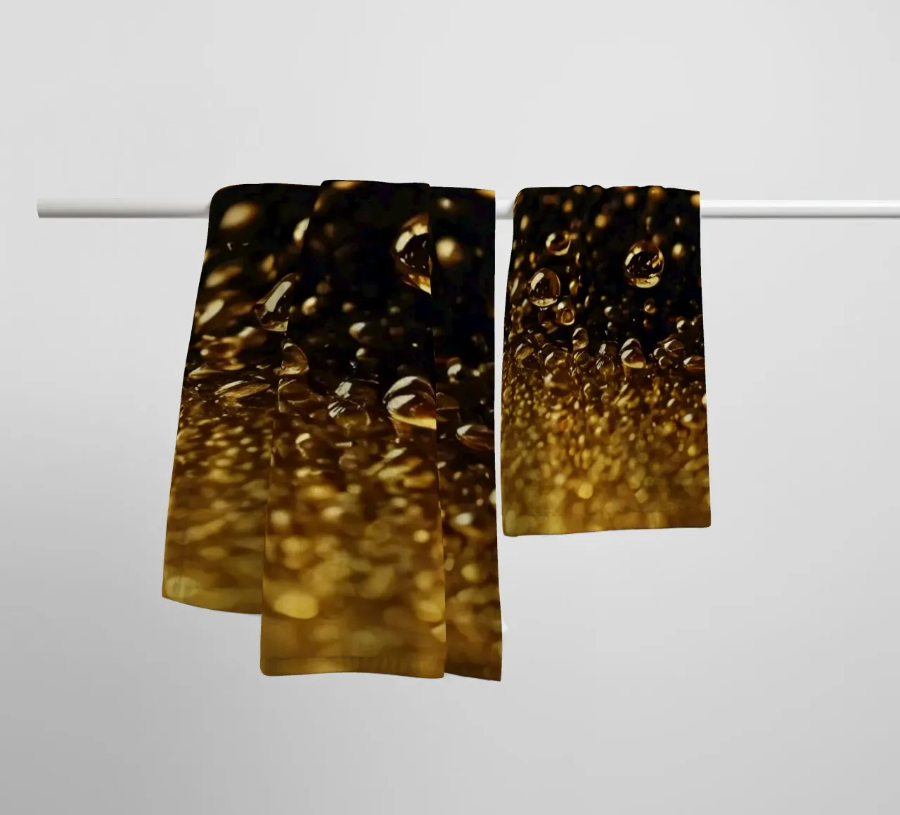 Goldtropfen schimmern auf einer dunklen Oberfläche - faszinierendes Bokeh Handtuch von DesignDoodle