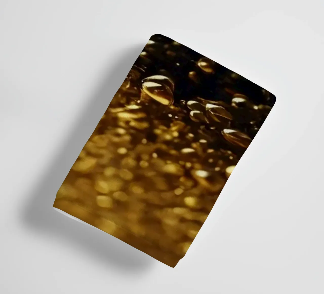 Gocce d'oro brillano su una superficie scura con un bokeh ipnotico asciugamano da bagno da DesignDoodle