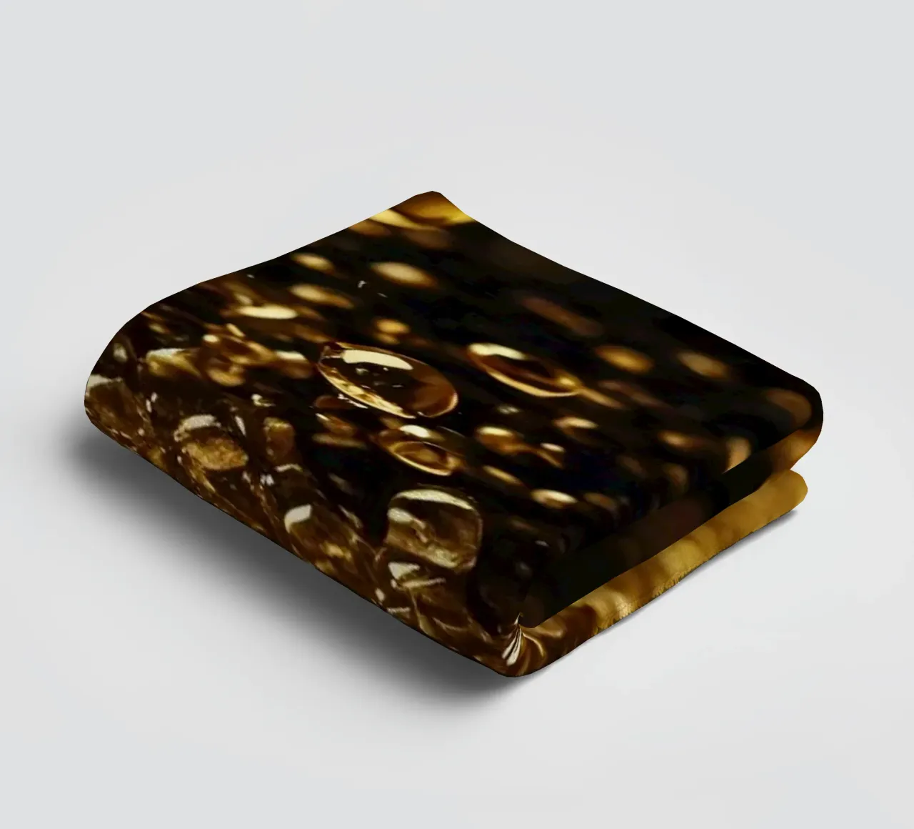 Gocce d'oro brillano su una superficie scura con un bokeh ipnotico asciugamano da bagno da DesignDoodle