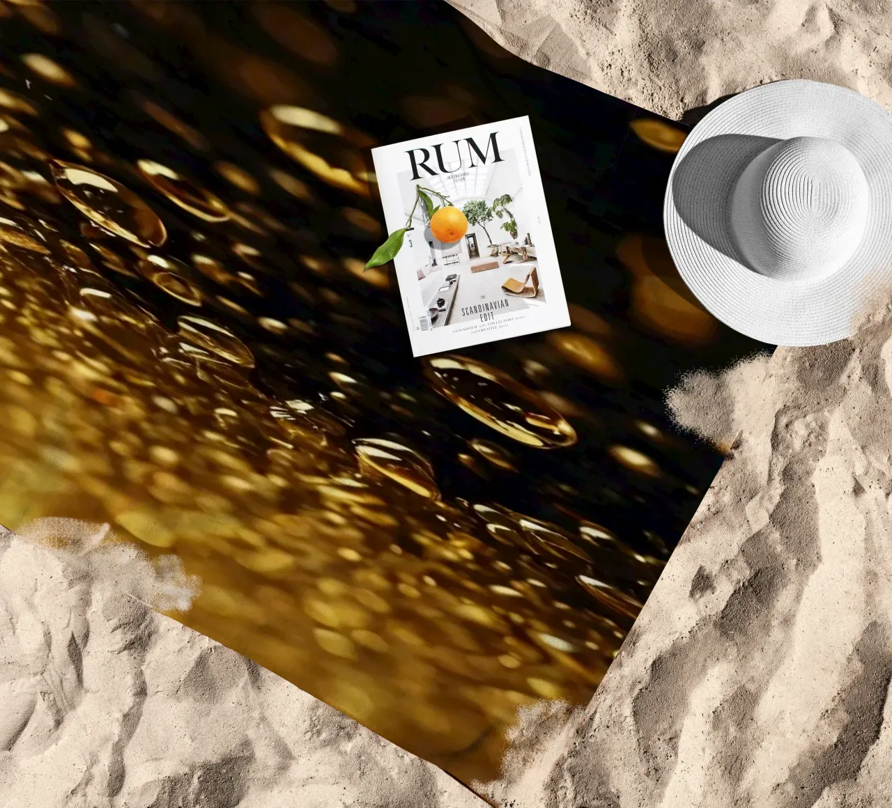 Gocce d'oro brillano su una superficie scura con un bokeh ipnotico telo mare da DesignDoodle