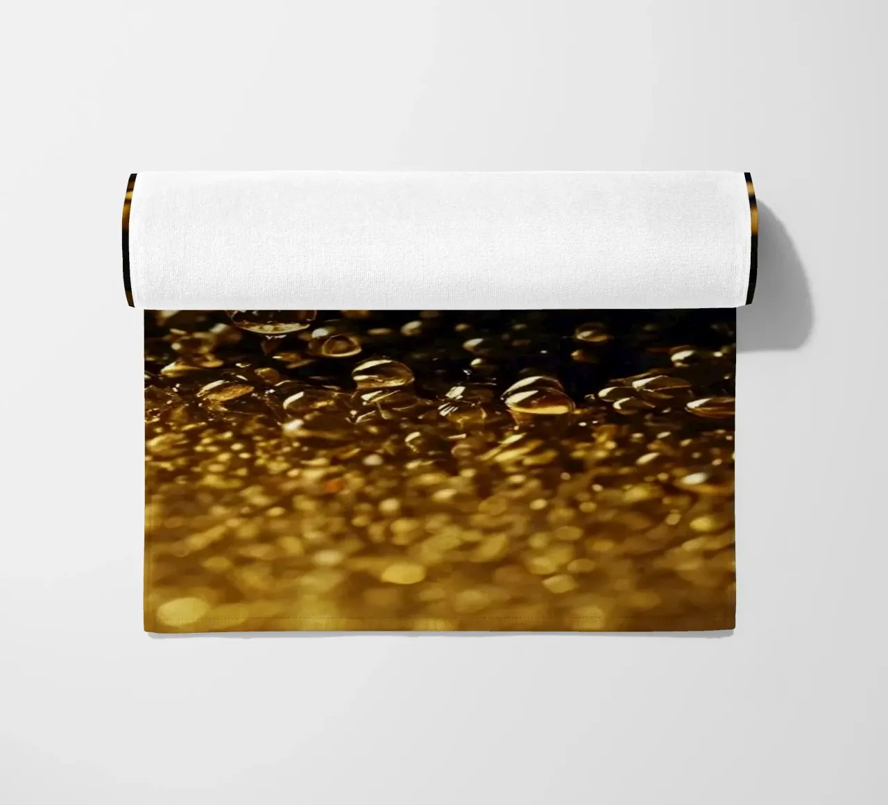 Gocce d'oro brillano su una superficie scura con un bokeh ipnotico telo mare da DesignDoodle