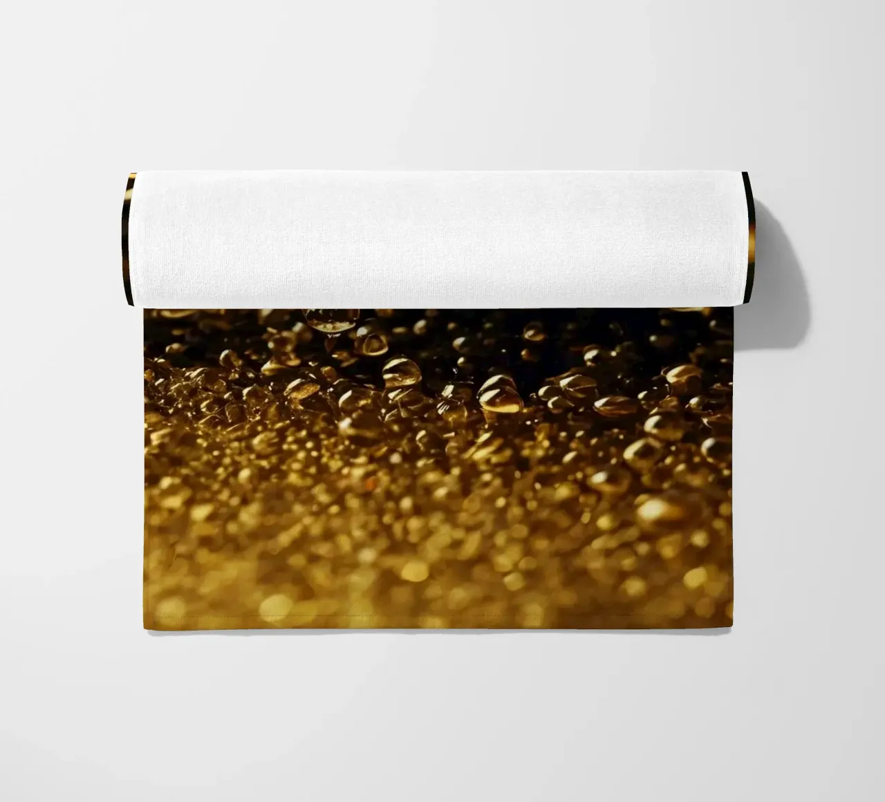 Gocce d'oro brillano su una superficie scura con un bokeh ipnotico telo mare da DesignDoodle