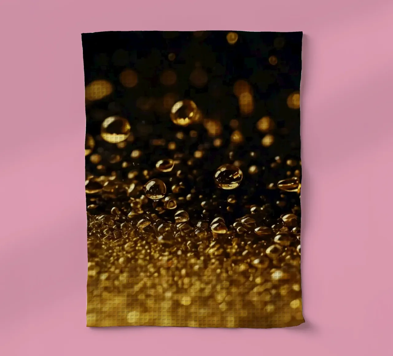 Des gouttes d'or scintillent sur une surface sombre, un bokeh hypnotisant torchon de DesignDoodle