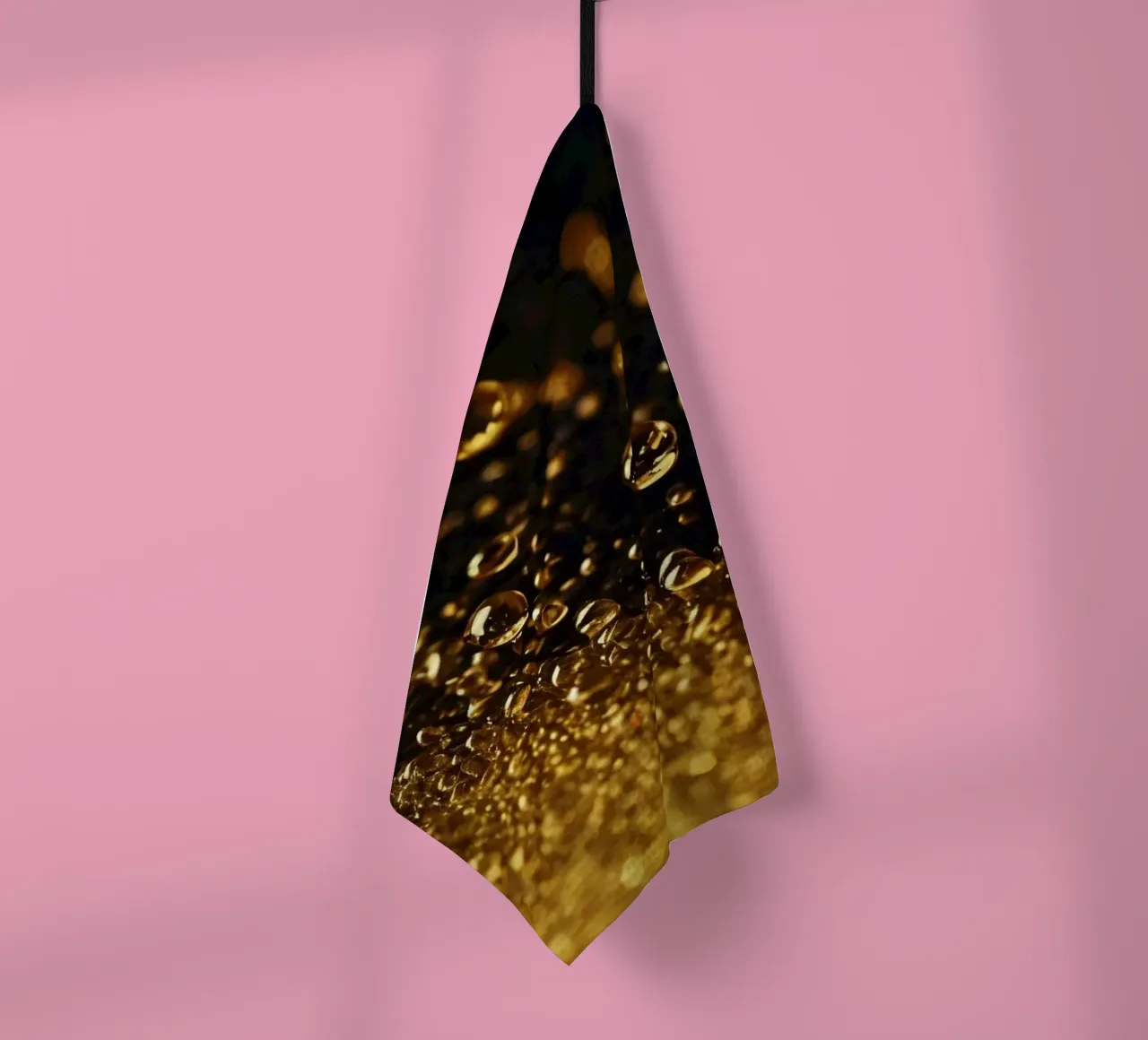 Des gouttes d'or scintillent sur une surface sombre, un bokeh hypnotisant torchon de DesignDoodle