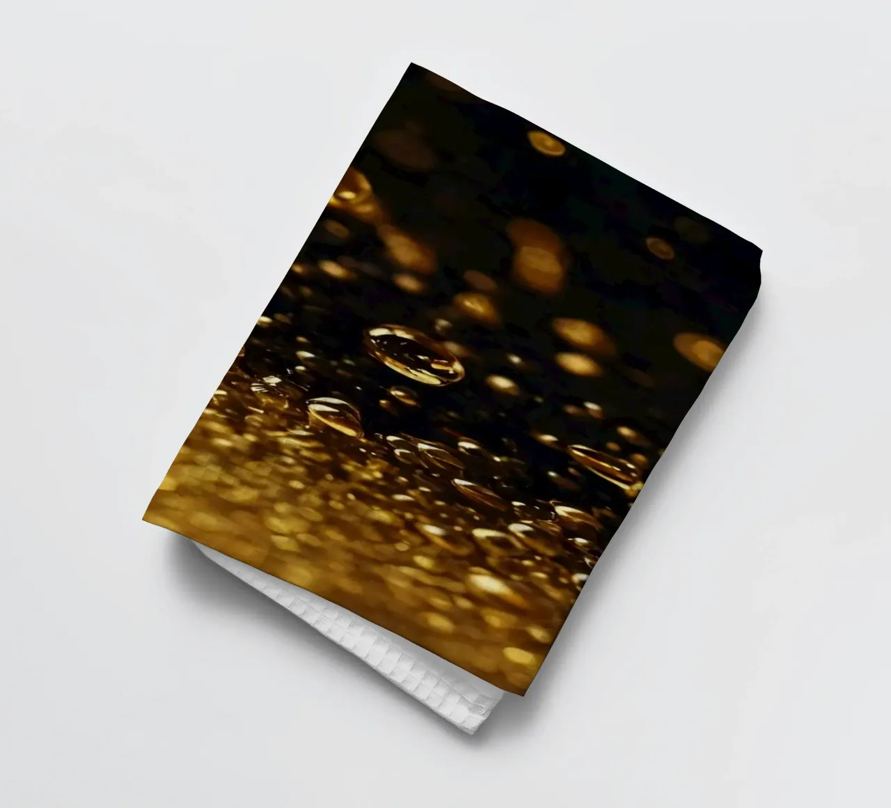 Des gouttes d'or scintillent sur une surface sombre, un bokeh hypnotisant torchon de DesignDoodle