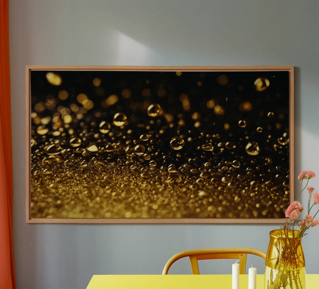 Gocce d'oro brillano su una superficie scura con un bokeh ipnotico alluminio dibond da DesignDoodle