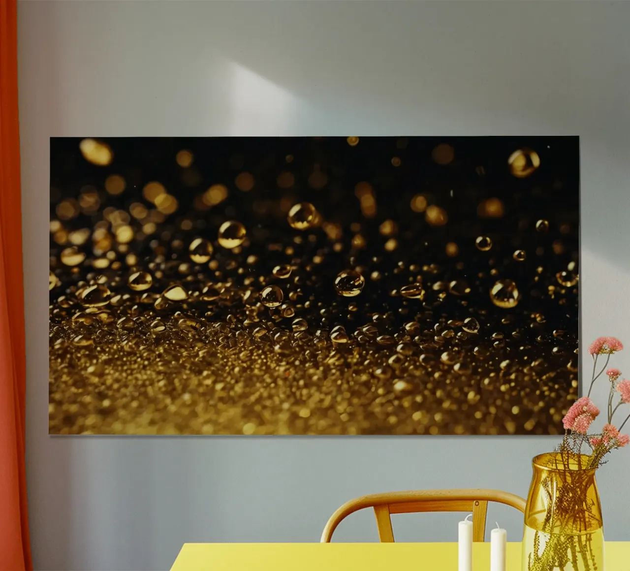 Gocce d'oro brillano su una superficie scura con un bokeh ipnotico carta hahnemühle da DesignDoodle