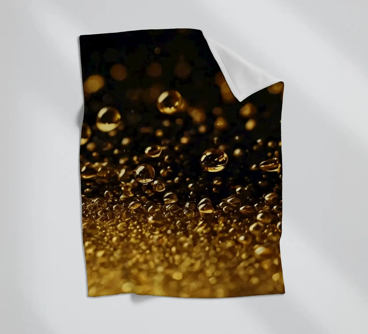 Gocce d'oro brillano su una superficie scura con un bokeh ipnotico coperta in pile da DesignDoodle