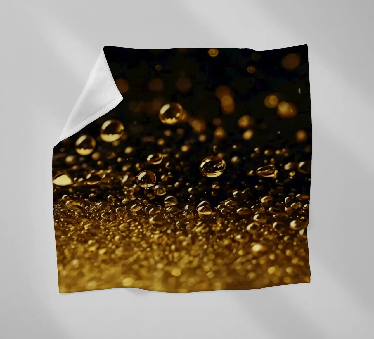 Gocce d'oro brillano su una superficie scura con un bokeh ipnotico coperta in pile da DesignDoodle