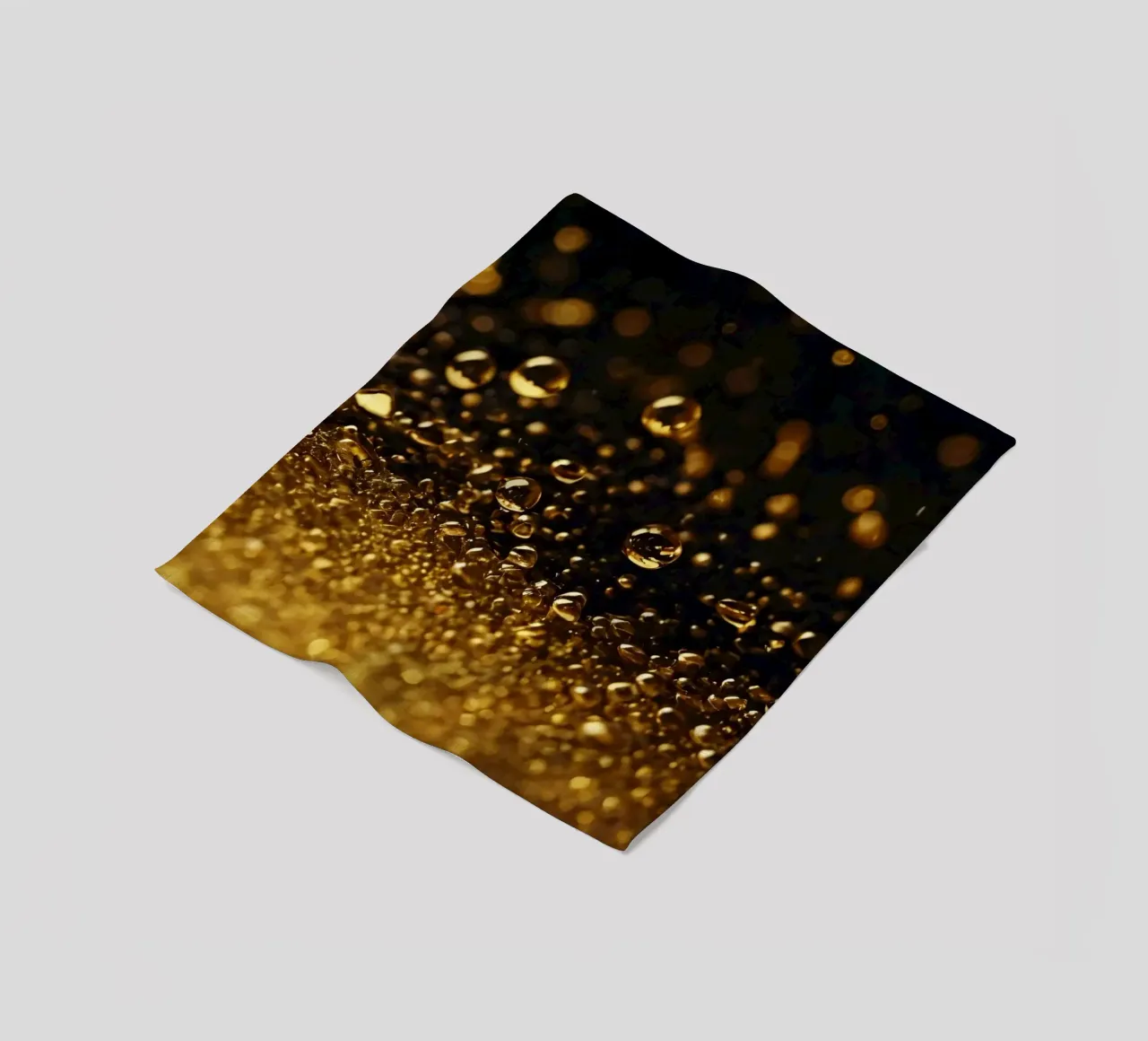 Gocce d'oro brillano su una superficie scura con un bokeh ipnotico coperta in pile da DesignDoodle