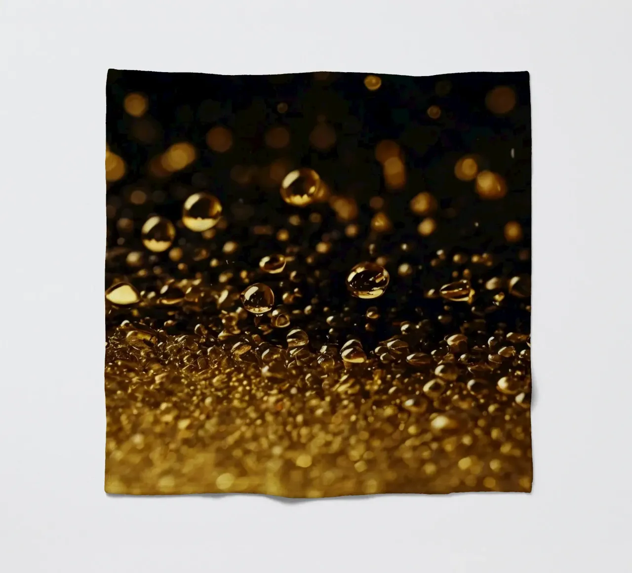 Gocce d'oro brillano su una superficie scura con un bokeh ipnotico coperta in pile da DesignDoodle