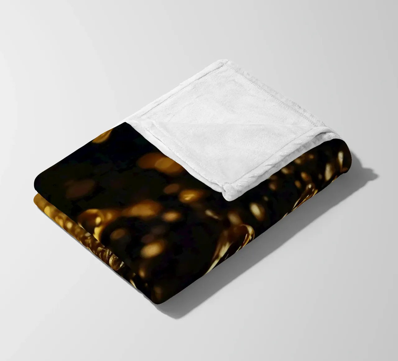 Gocce d'oro brillano su una superficie scura con un bokeh ipnotico coperta in pile da DesignDoodle