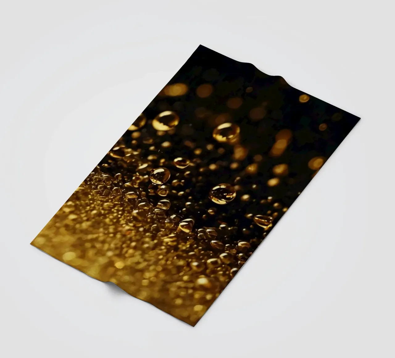 Gocce d'oro brillano su una superficie scura con un bokeh ipnotico coperta in pile da DesignDoodle