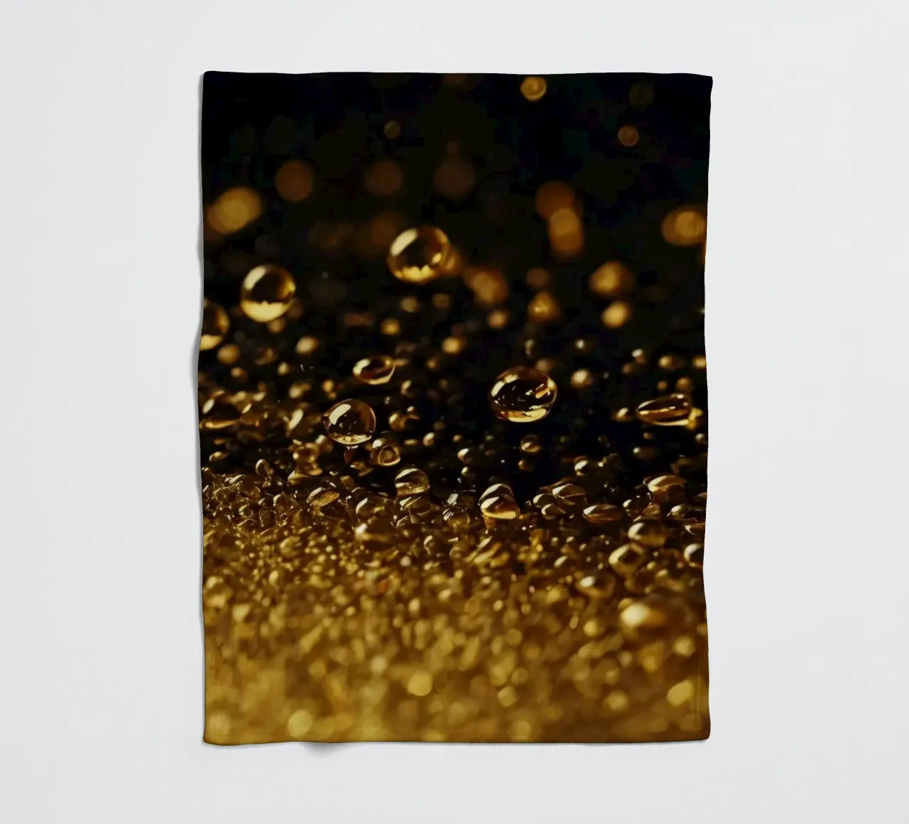 Gocce d'oro brillano su una superficie scura con un bokeh ipnotico coperta in pile da DesignDoodle