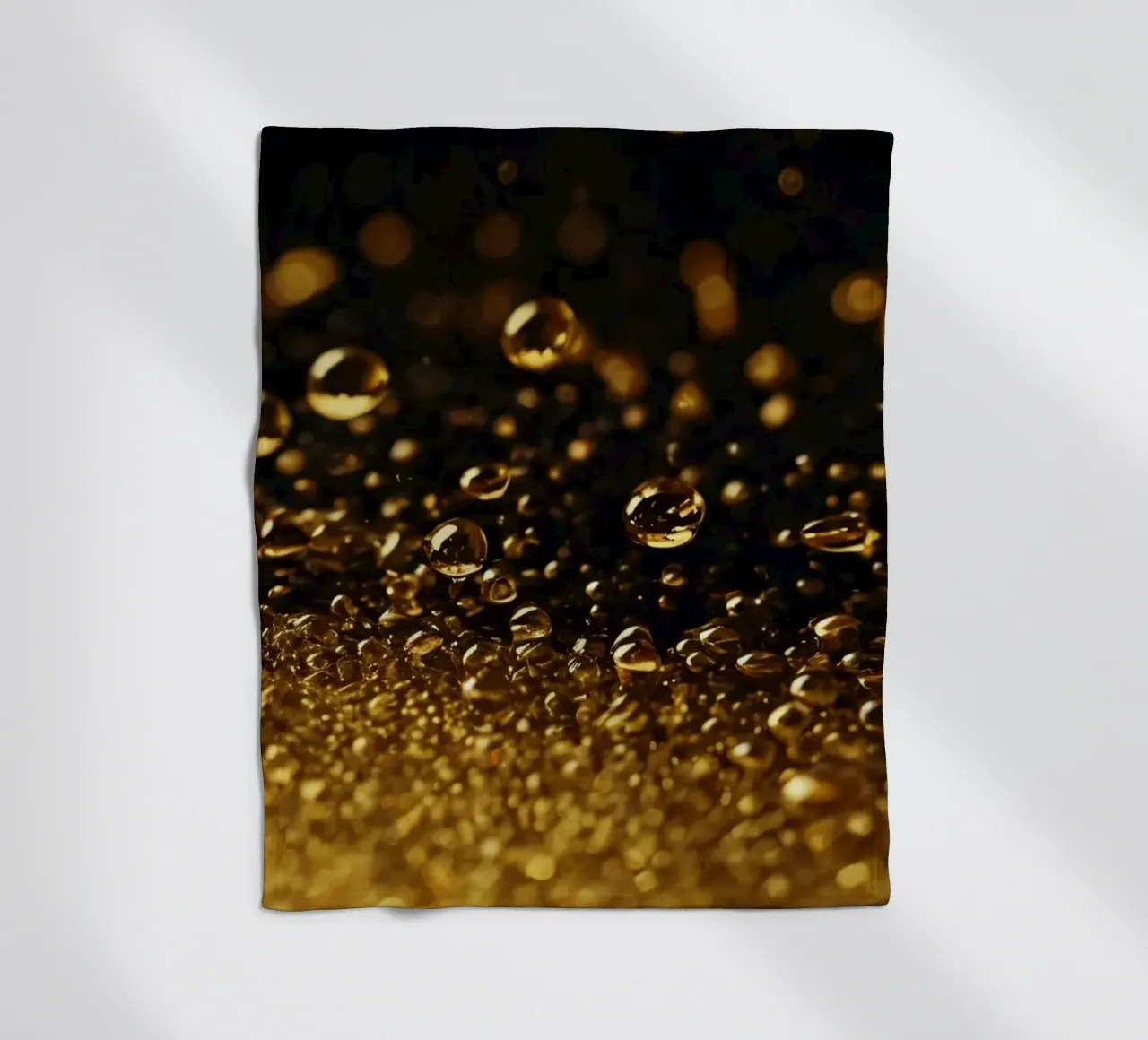 Gocce d'oro brillano su una superficie scura con un bokeh ipnotico coperta in pile da DesignDoodle