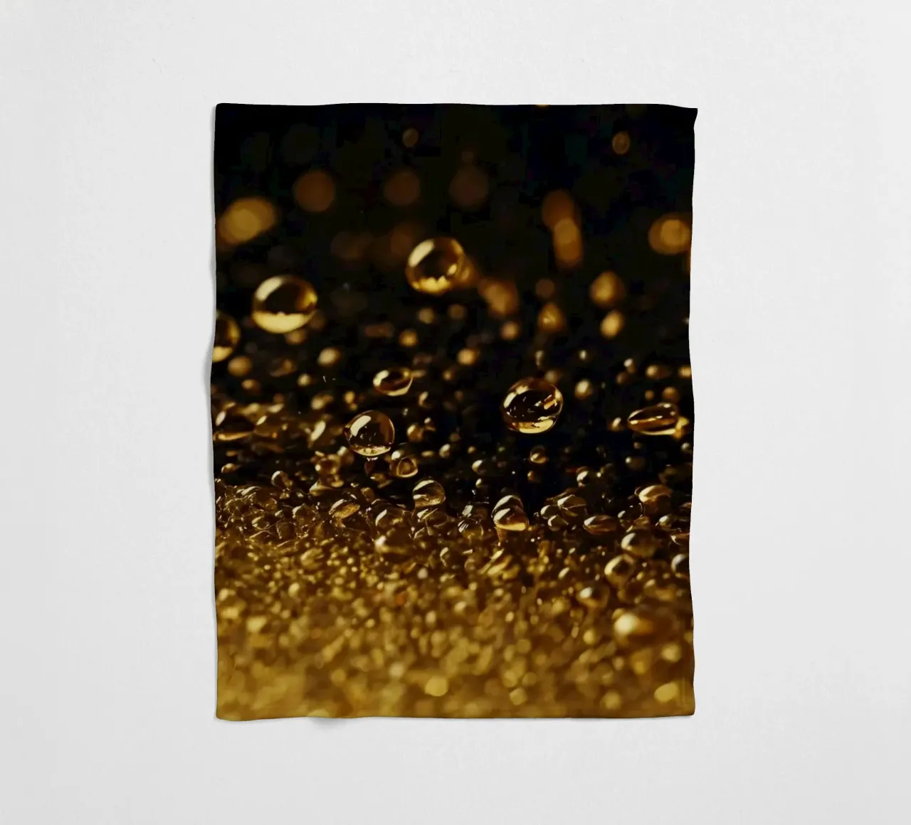 Gocce d'oro brillano su una superficie scura con un bokeh ipnotico coperta in pile da DesignDoodle