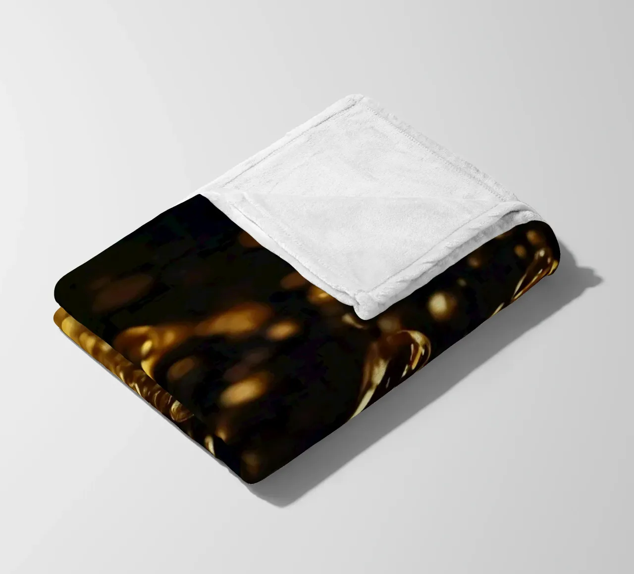 Gocce d'oro brillano su una superficie scura con un bokeh ipnotico coperta in pile da DesignDoodle