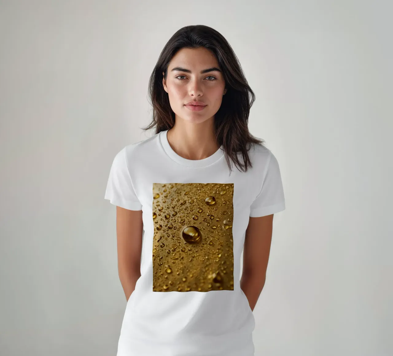 Primo piano di gocce d'acqua su una superficie d'oro t-shirt da DesignDoodle