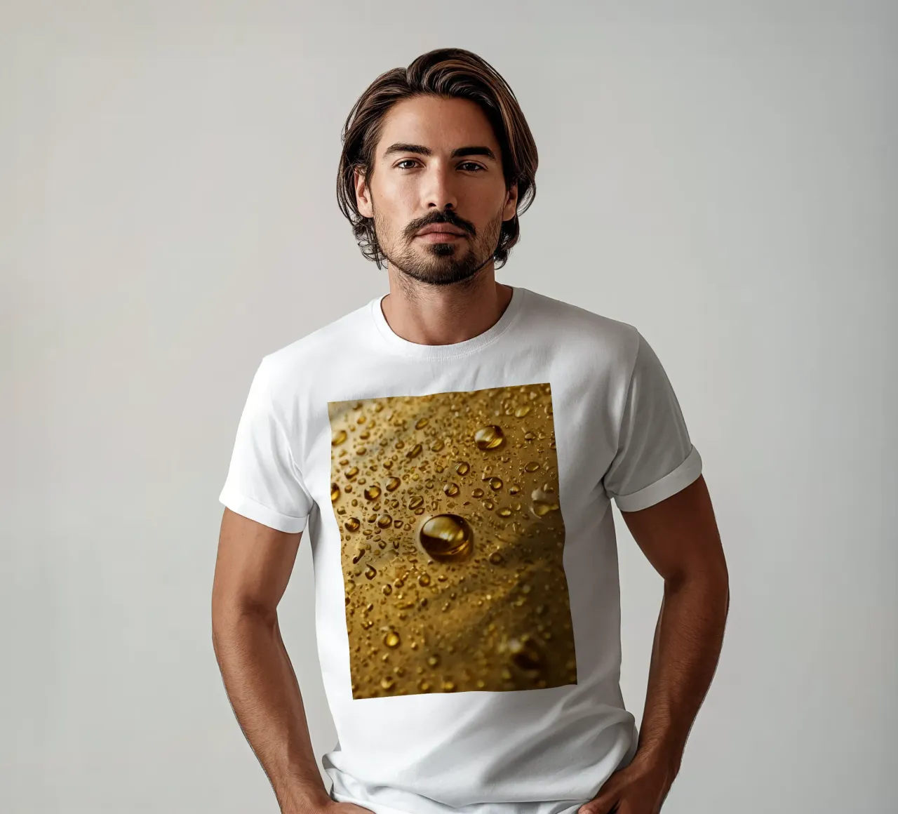 Primo piano di gocce d'acqua su una superficie d'oro t-shirt da DesignDoodle