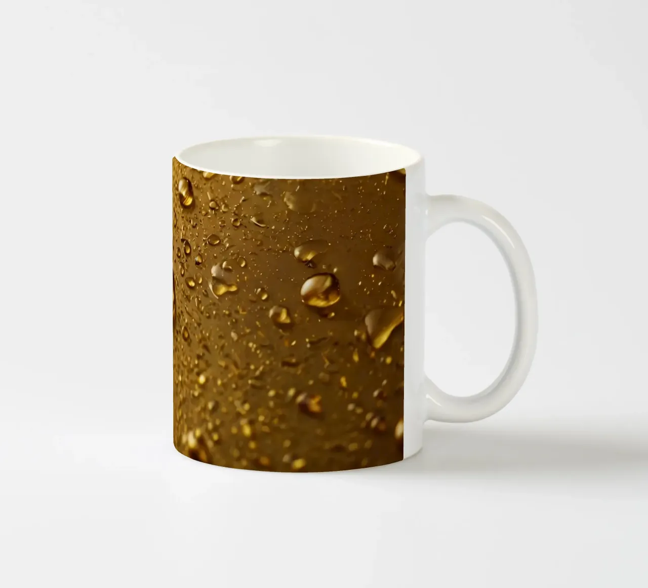 Primo piano di gocce d'acqua su una superficie d'oro tazza in ceramica da DesignDoodle