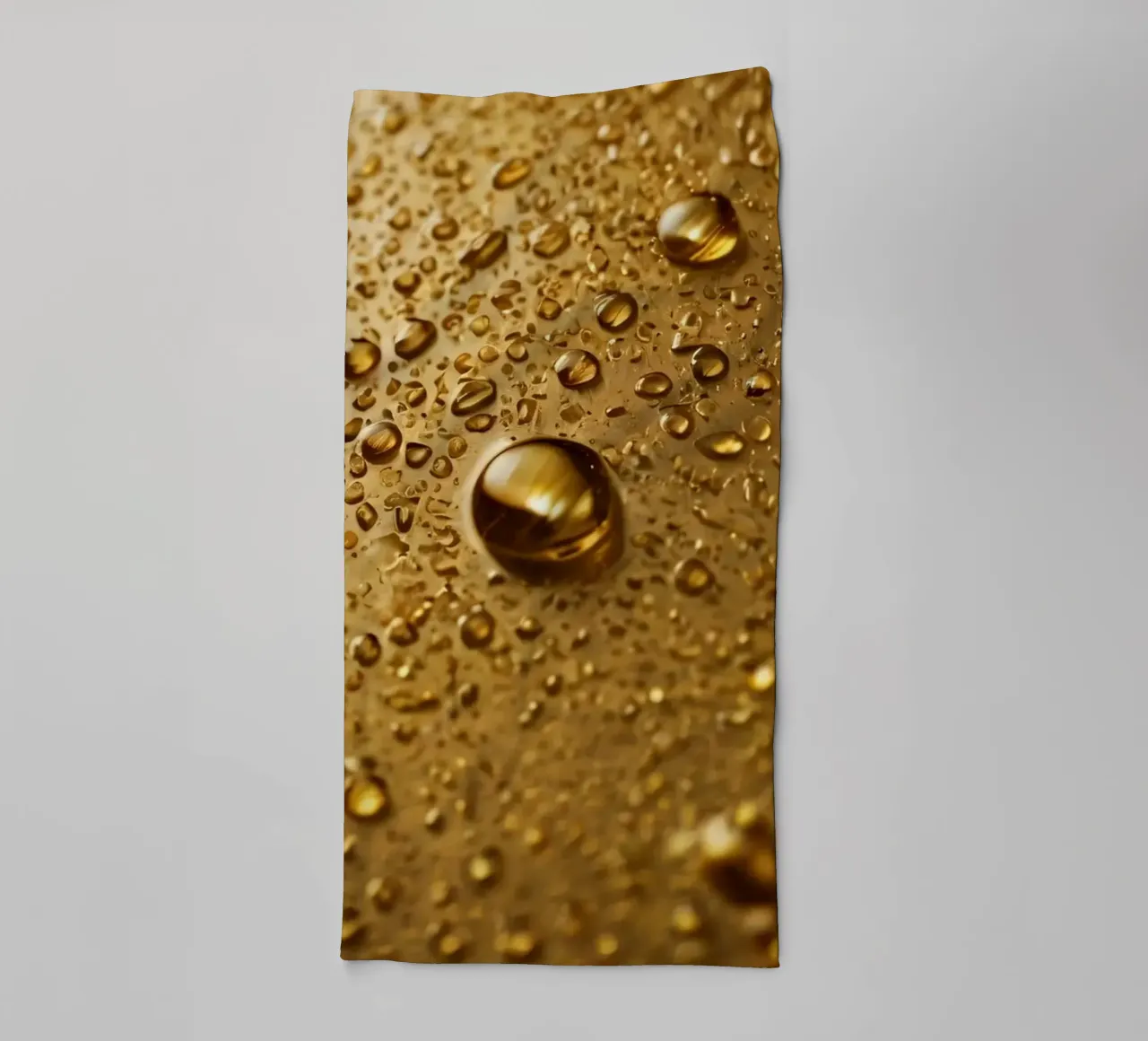 Nahaufnahme von Wassertröpfchen auf einer Goldoberfläche Handtuch von DesignDoodle