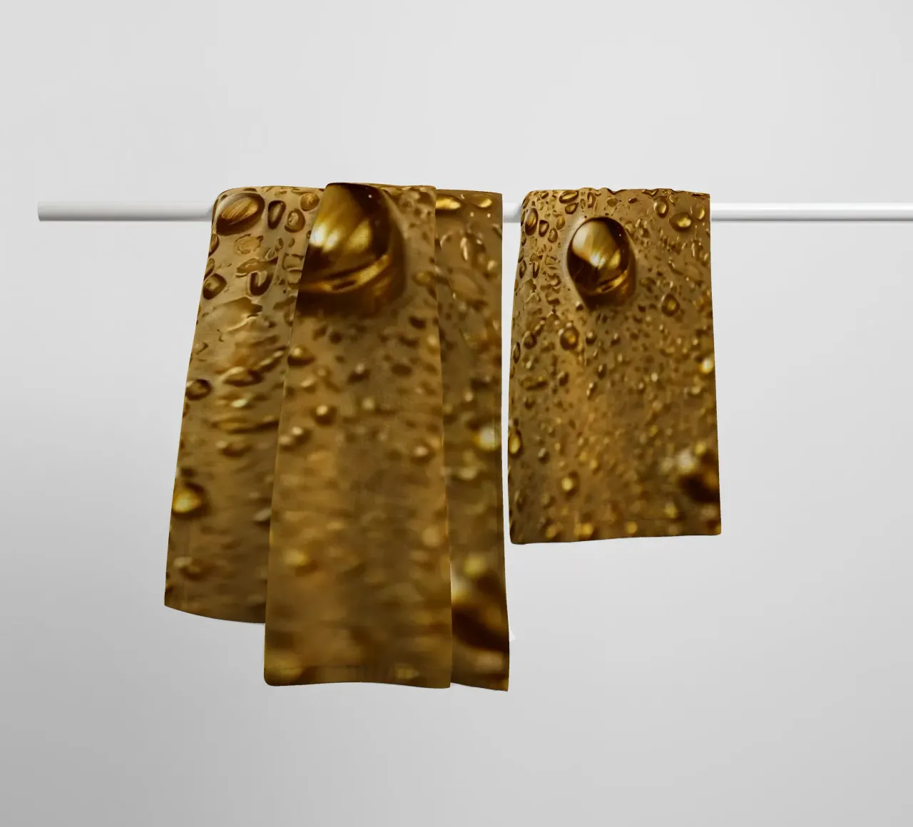 Nahaufnahme von Wassertröpfchen auf einer Goldoberfläche Handtuch von DesignDoodle