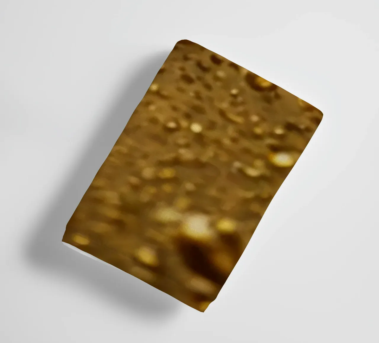 Nahaufnahme von Wassertröpfchen auf einer Goldoberfläche Handtuch von DesignDoodle