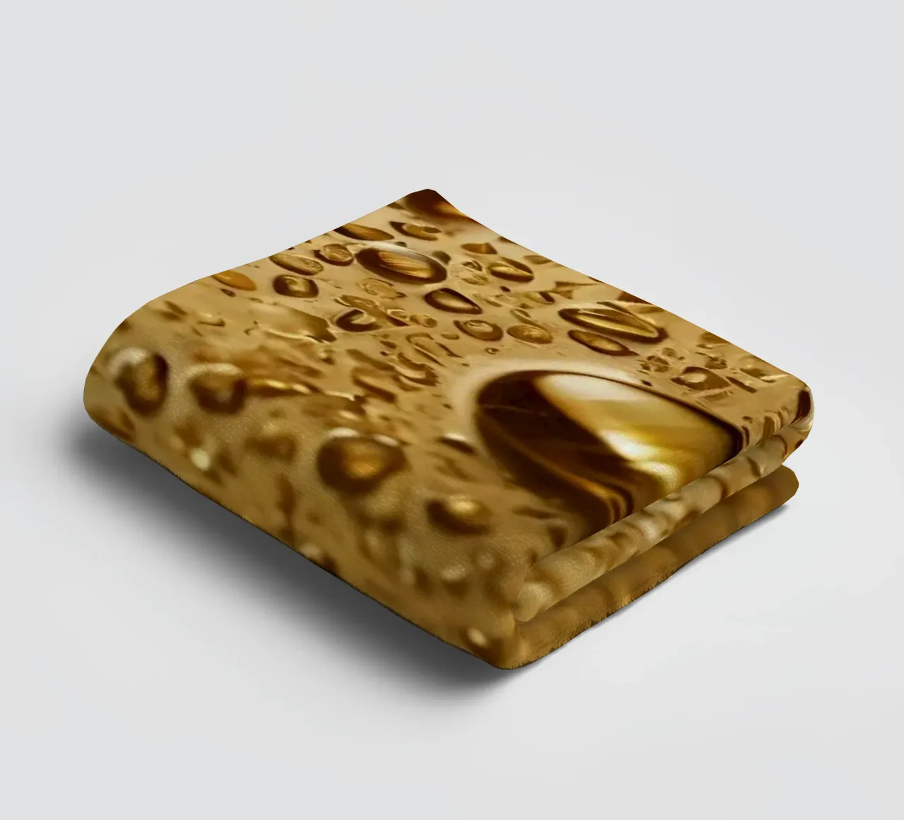 Nahaufnahme von Wassertröpfchen auf einer Goldoberfläche Handtuch von DesignDoodle
