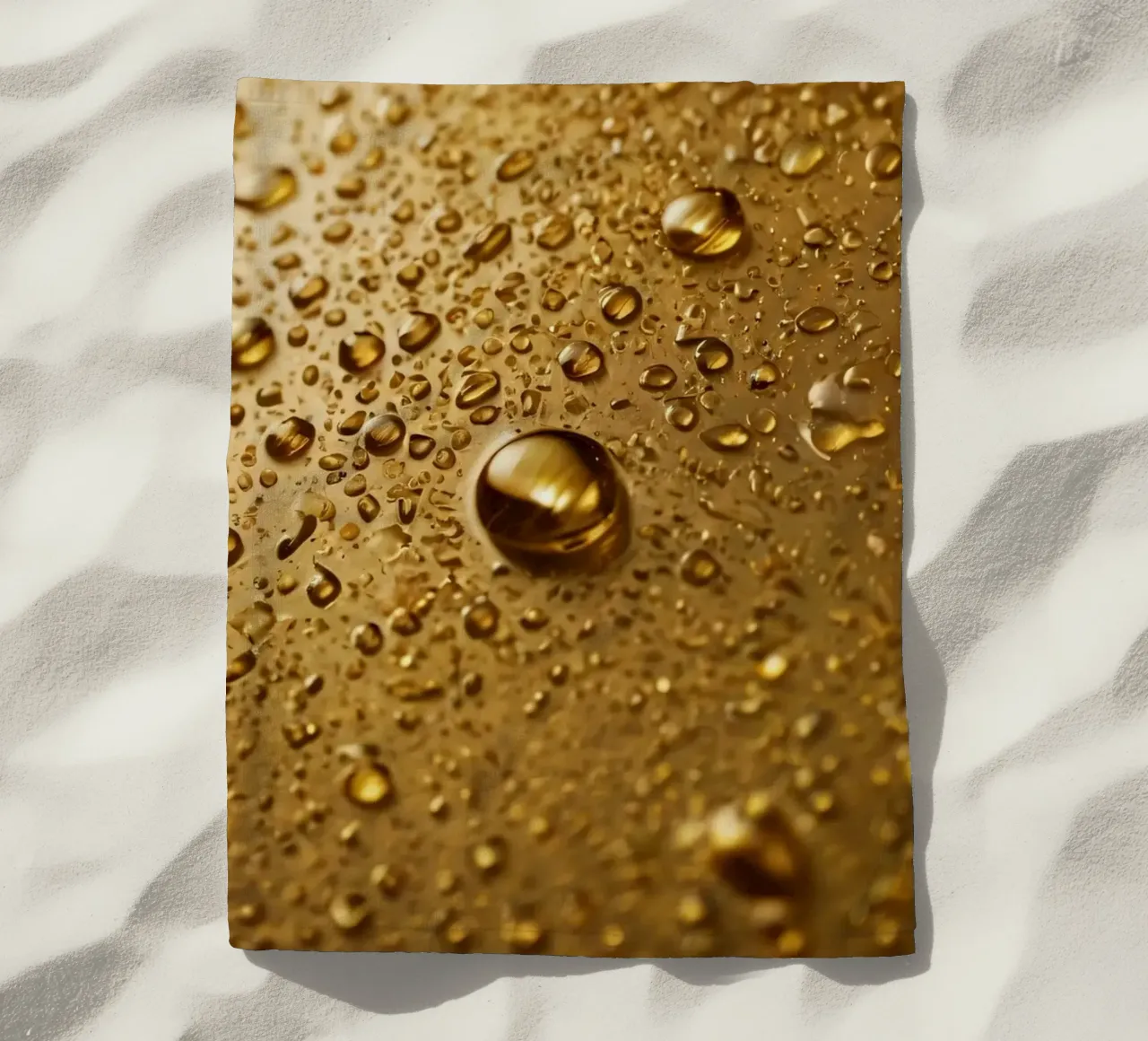 Primo piano di gocce d'acqua su una superficie d'oro telo mare da DesignDoodle