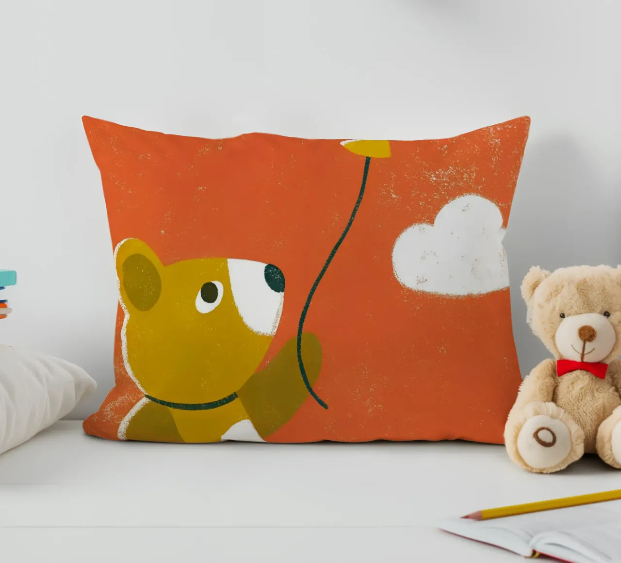 Orso e palloncino cuscino da THE LATEST SHOP