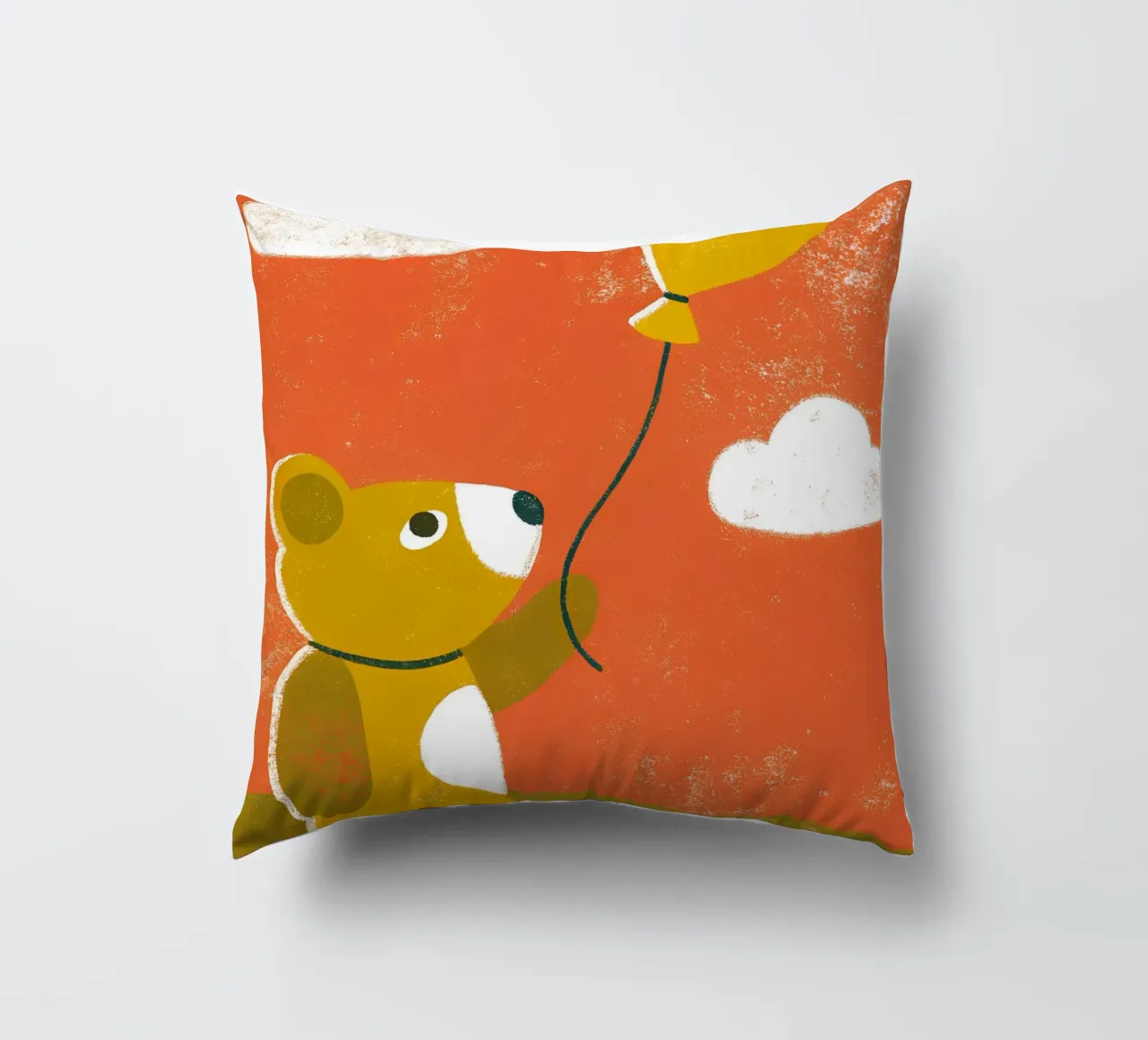 Orso e palloncino cuscino da THE LATEST SHOP