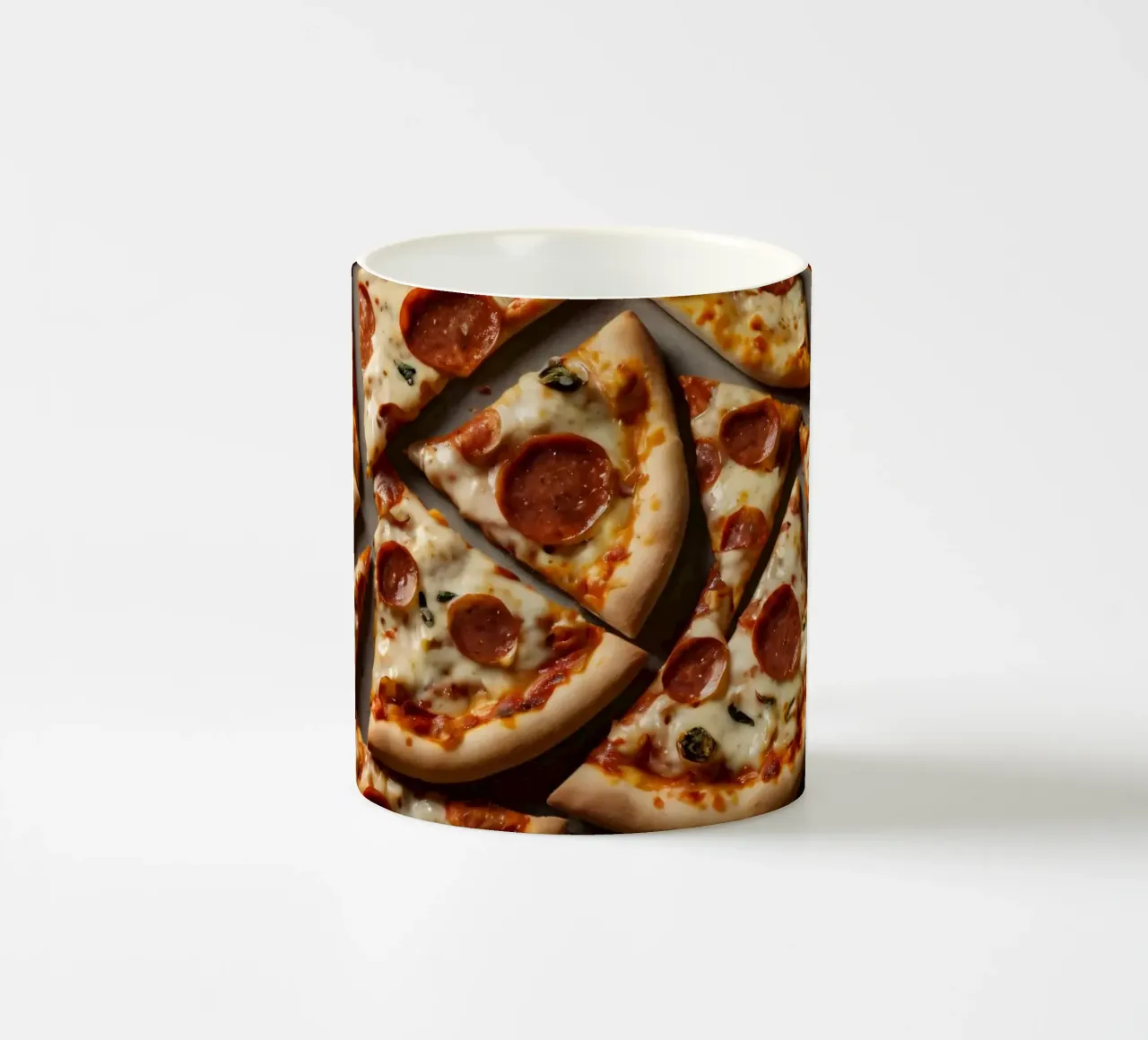 Un delizioso spalmare di fette di pizza al salame piccante tazza in ceramica da DesignDoodle
