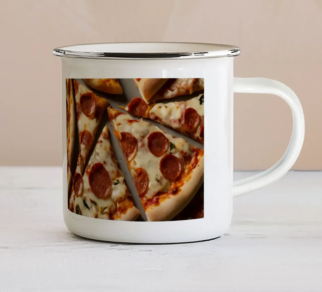 Un delizioso spalmare di fette di pizza al salame piccante tazza in smalto da DesignDoodle