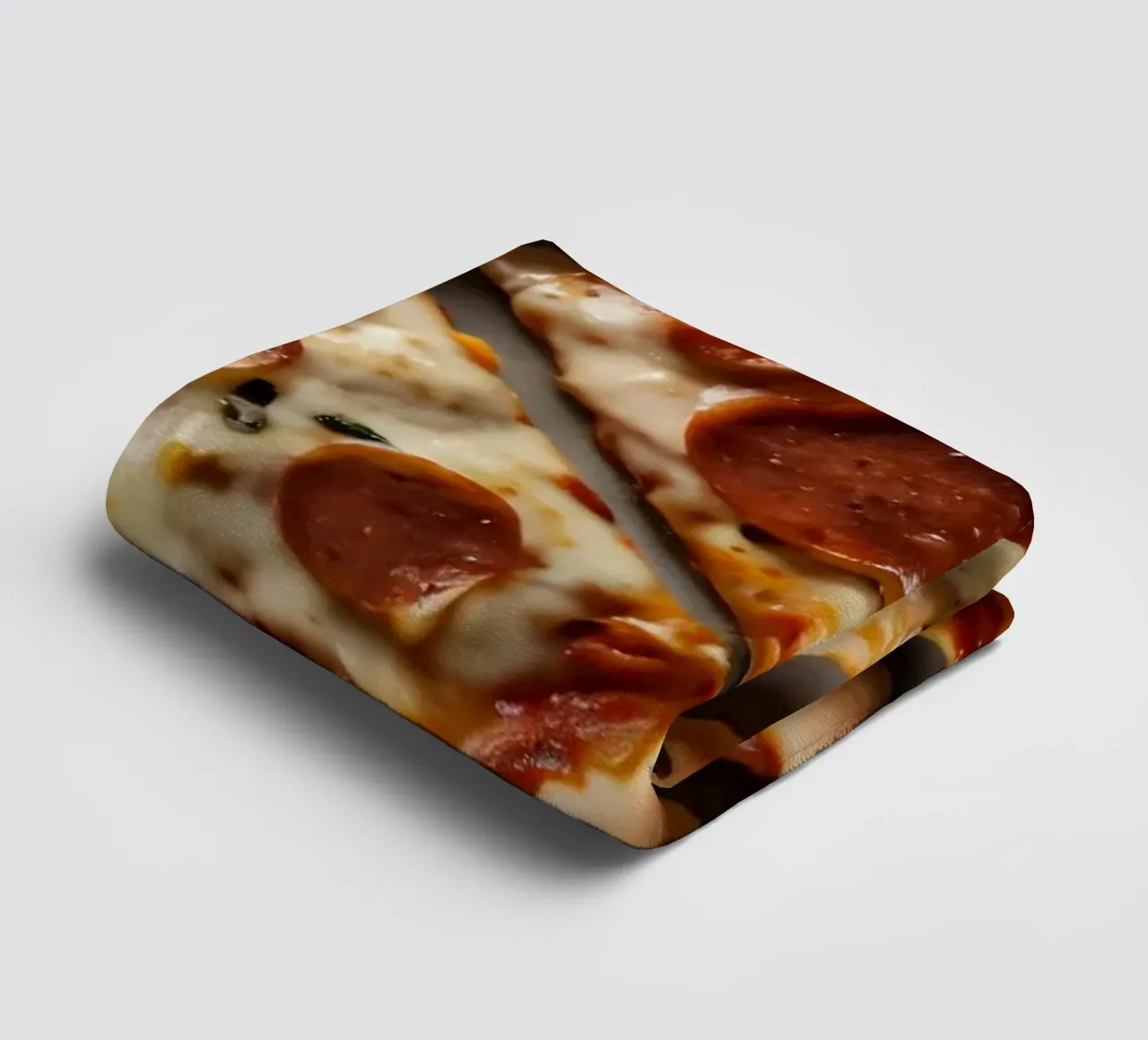 Un delizioso spalmare di fette di pizza al salame piccante asciugamano da bagno da DesignDoodle