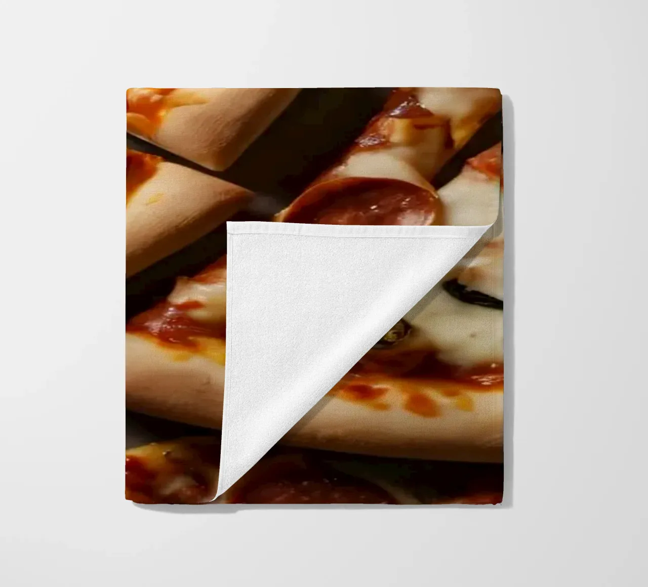 Un delizioso spalmare di fette di pizza al salame piccante telo mare da DesignDoodle