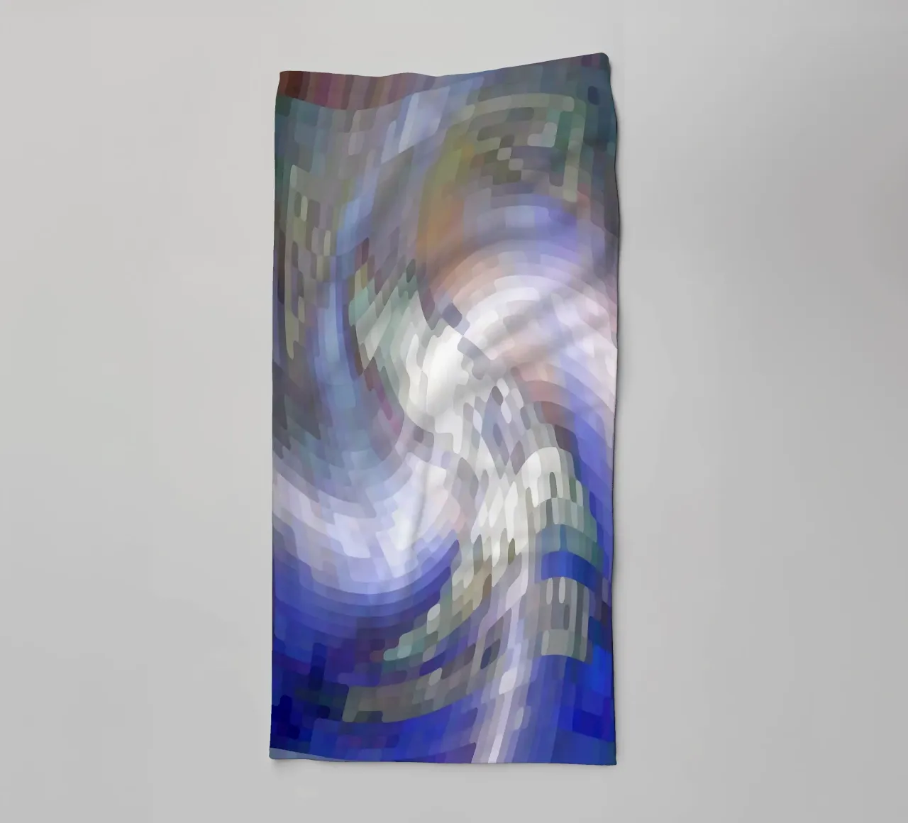 Illusione di un vortice bluastro e bianco-violaceo in stile mosaico asciugamano da bagno da Gürsel Yesil Digital Art
