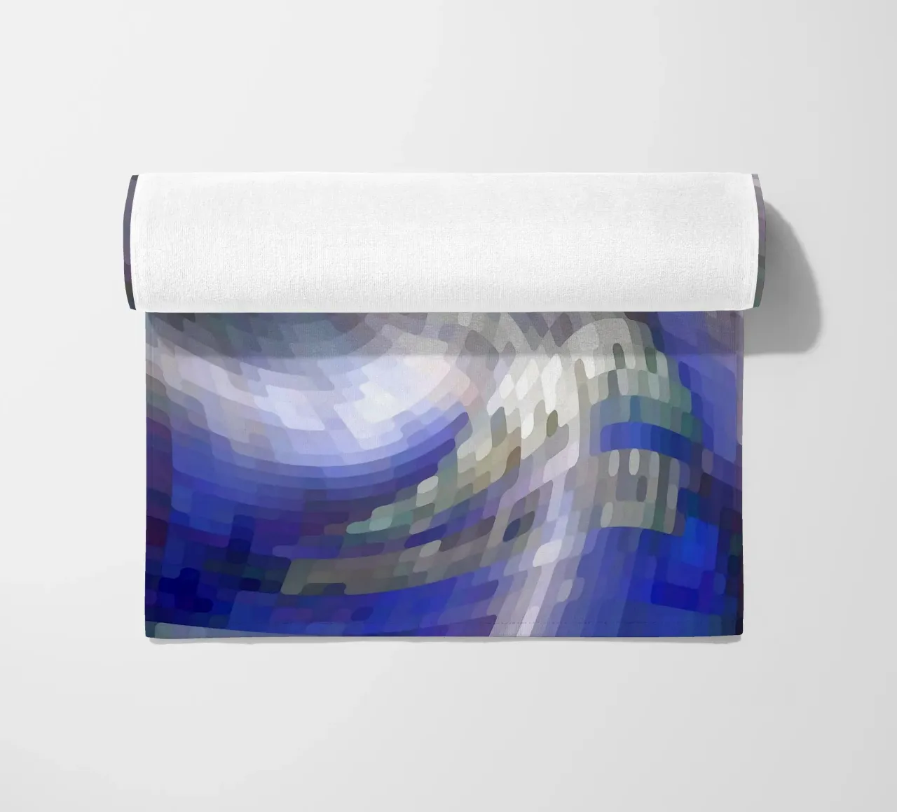 Illusione di un vortice bluastro e bianco-violaceo in stile mosaico telo mare da Gürsel Yesil Digital Art