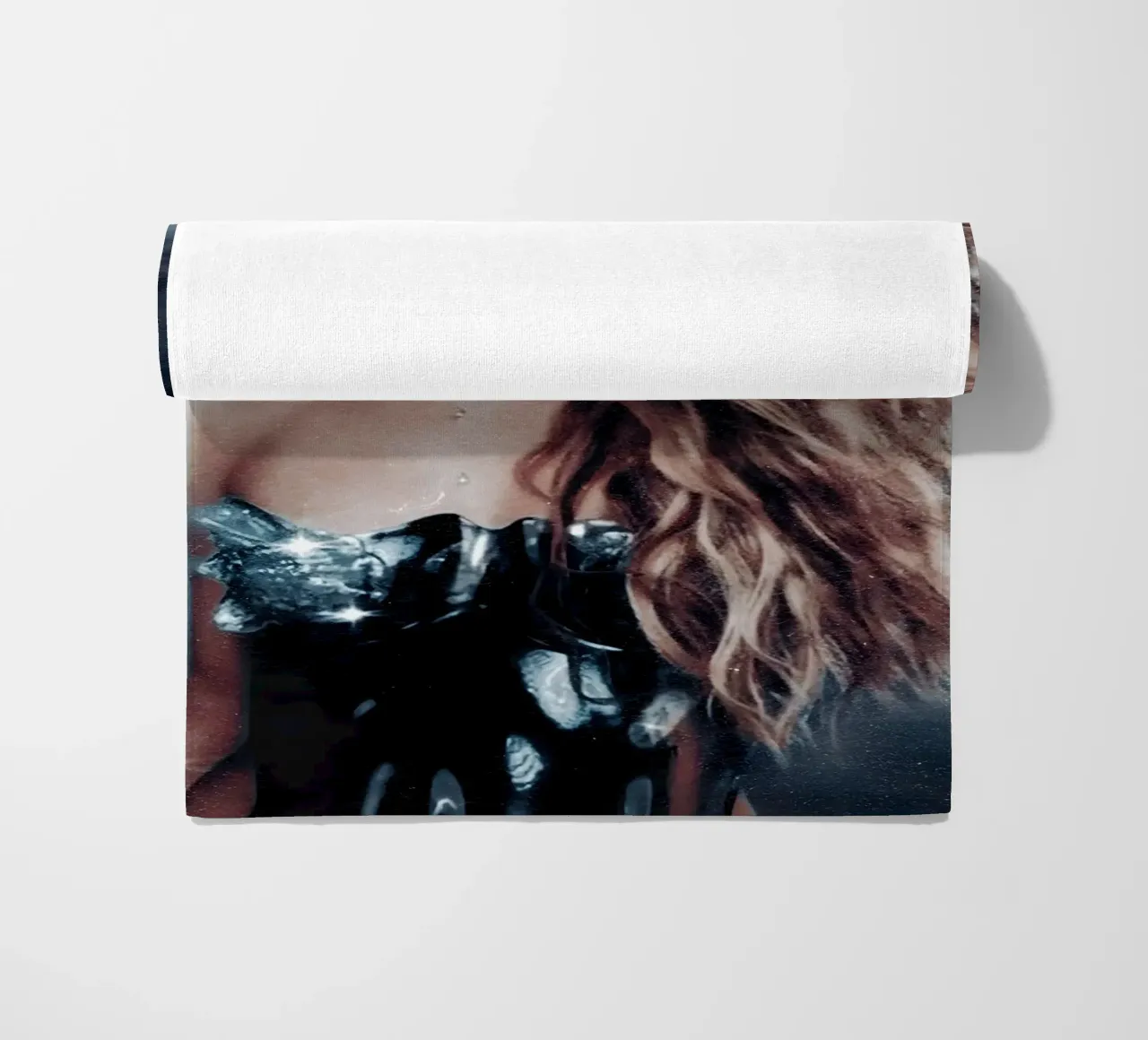 Shakira telo mare da Low poly art