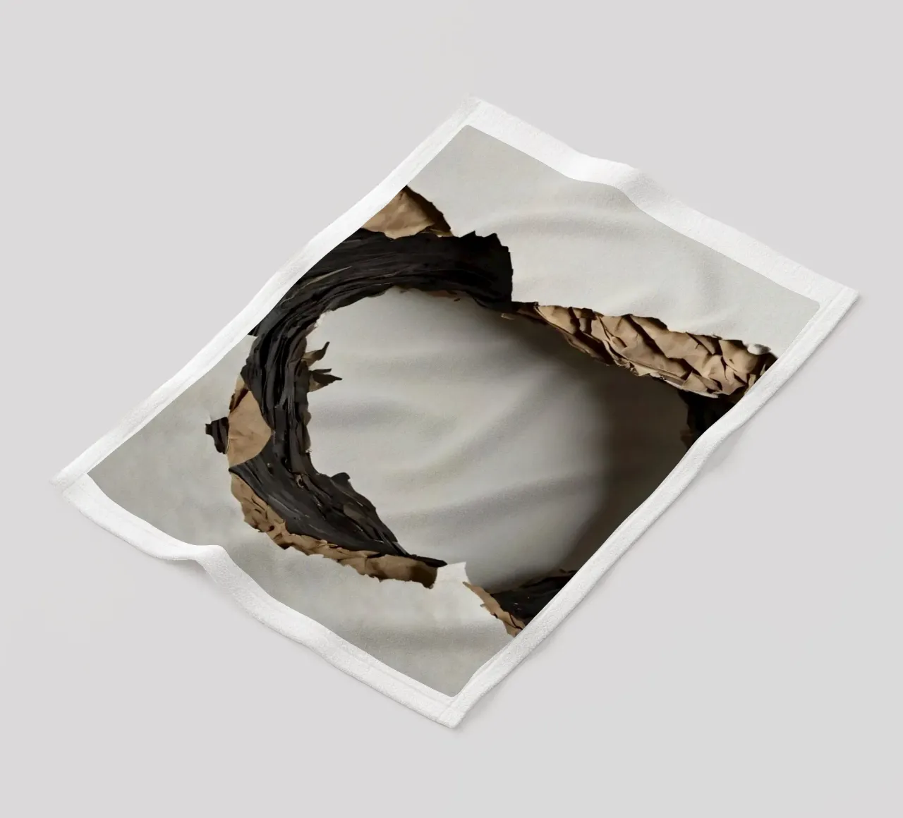 Un grande foro irregolare in una parete bianca rivela carta strappata. coperta in pile da DesignDoodle