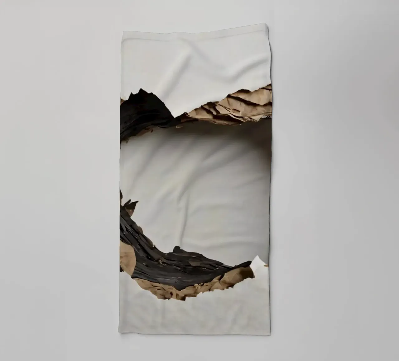 Un grande foro irregolare in una parete bianca rivela carta strappata. asciugamano da bagno da DesignDoodle
