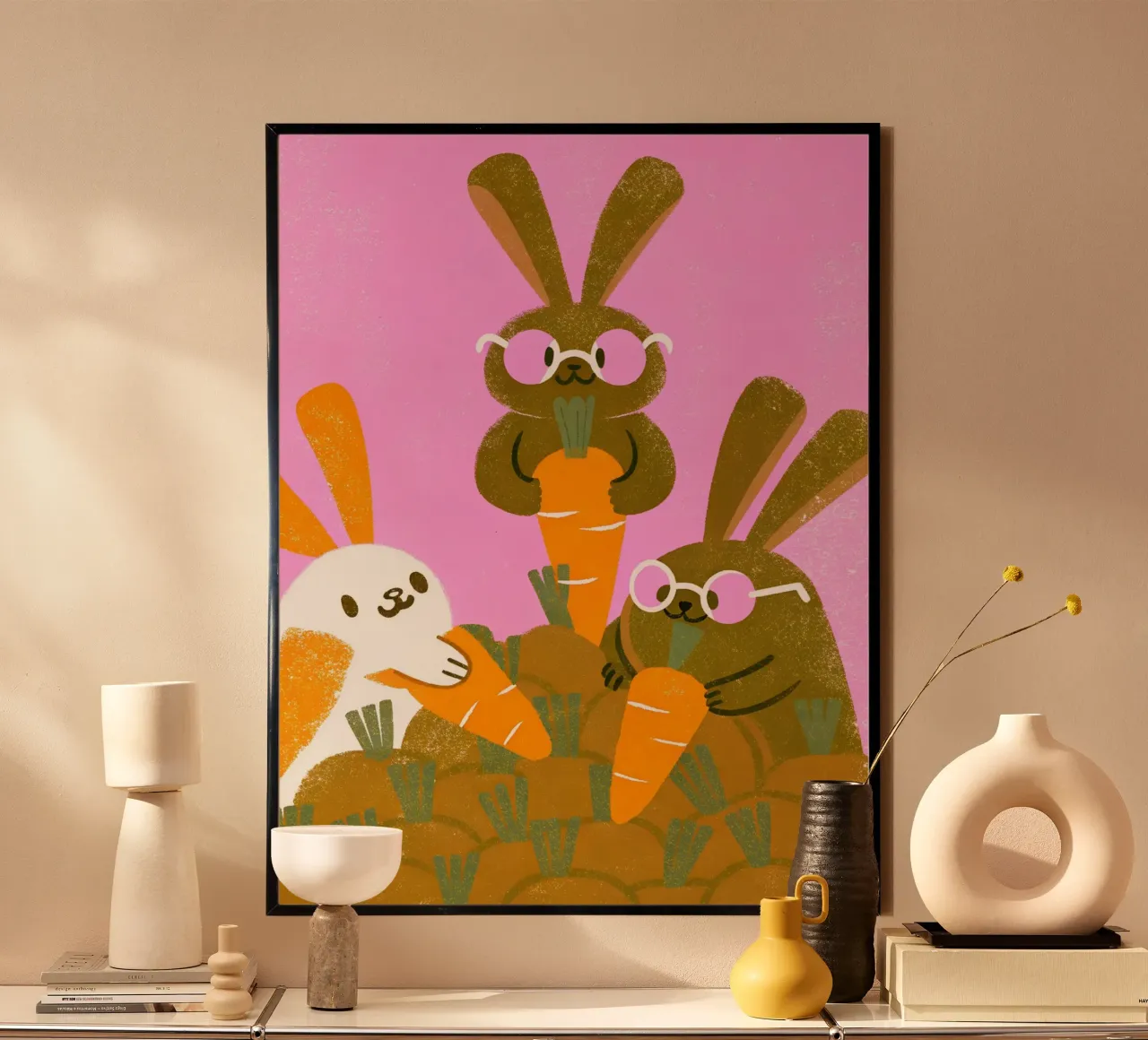 Coniglio che mangia carote poster con telaio in legno da THE LATEST SHOP