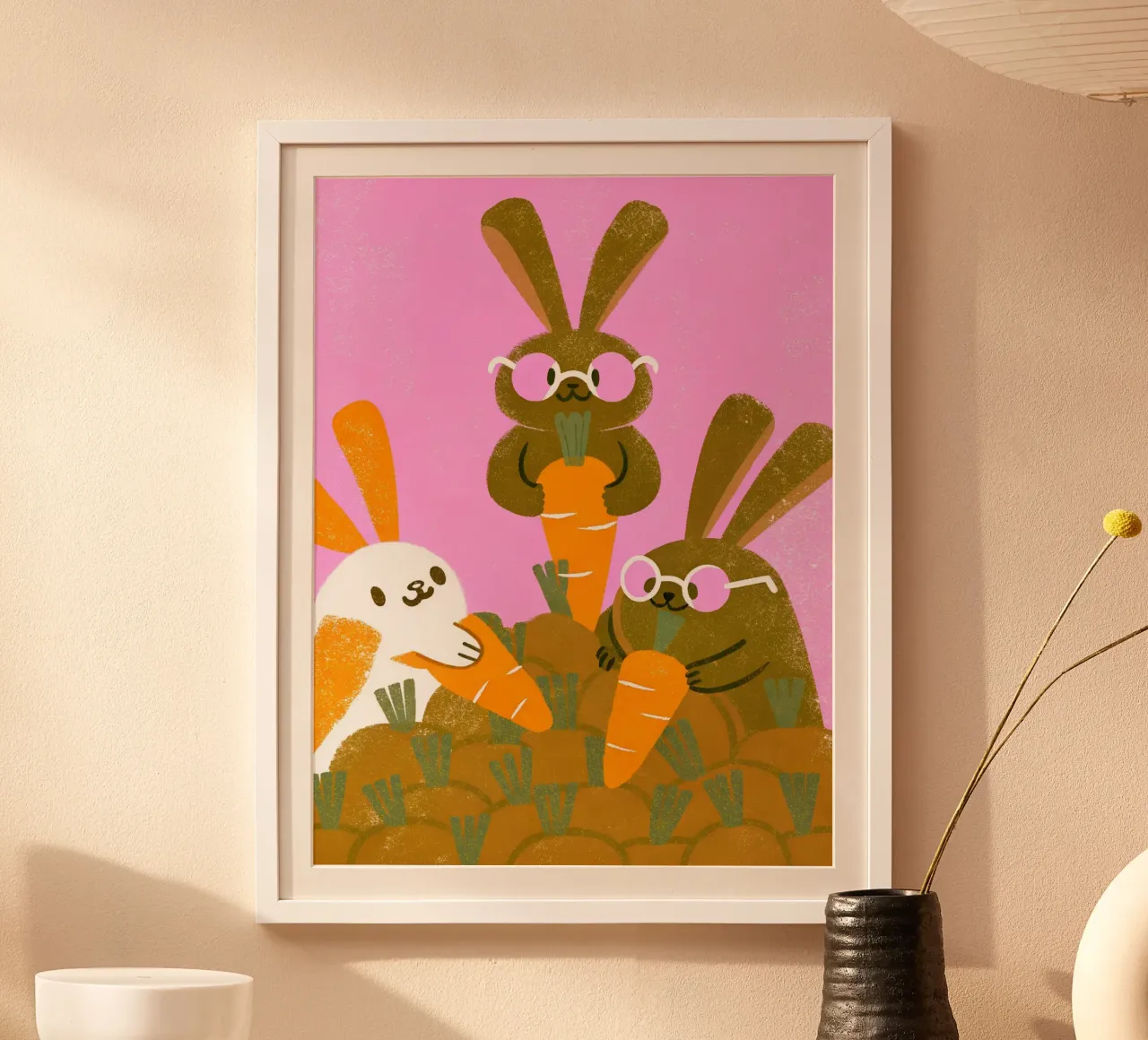 Coniglio che mangia carote poster con telaio in legno da THE LATEST SHOP