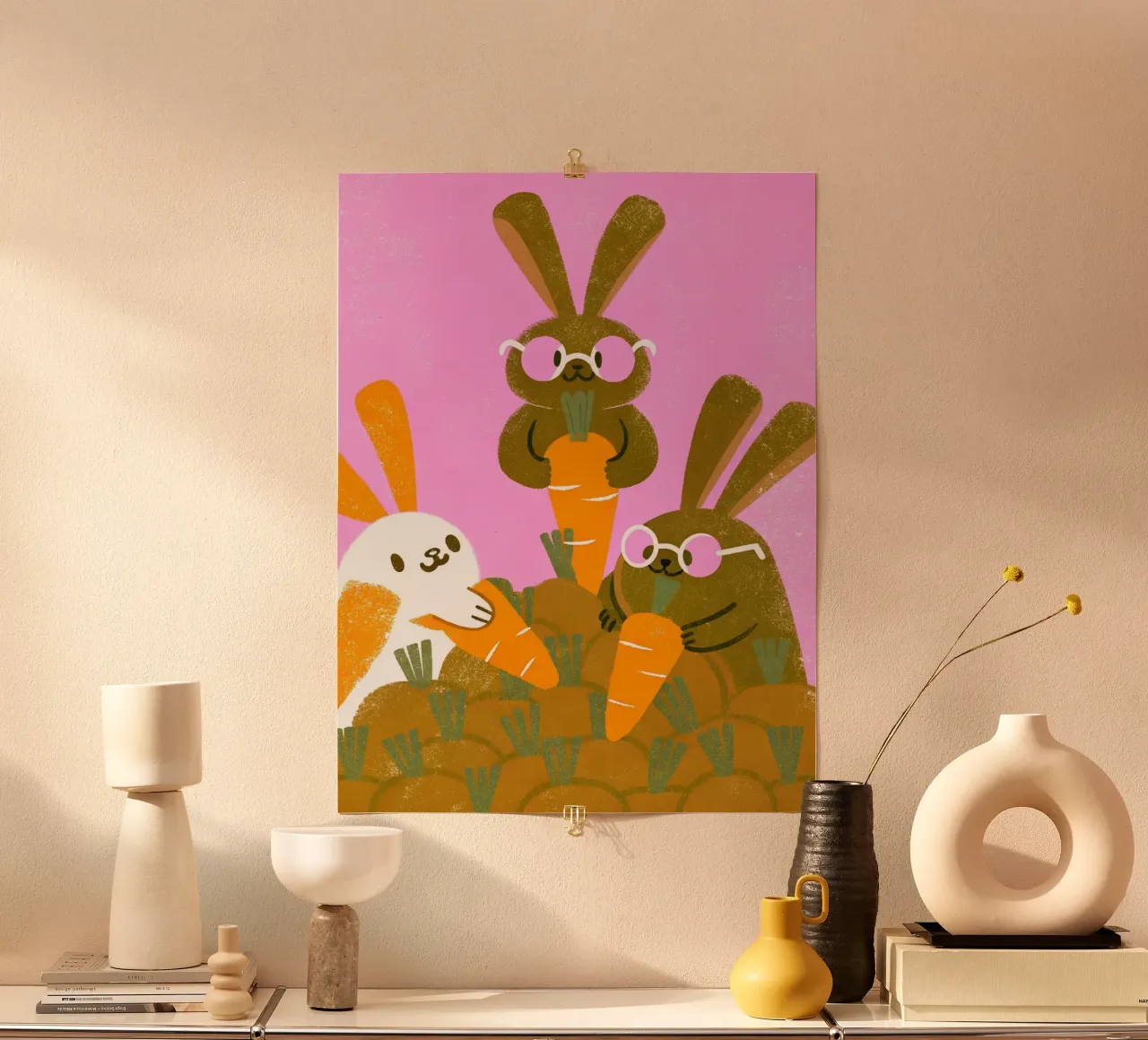 Coniglio che mangia carote poster con telaio in legno da THE LATEST SHOP