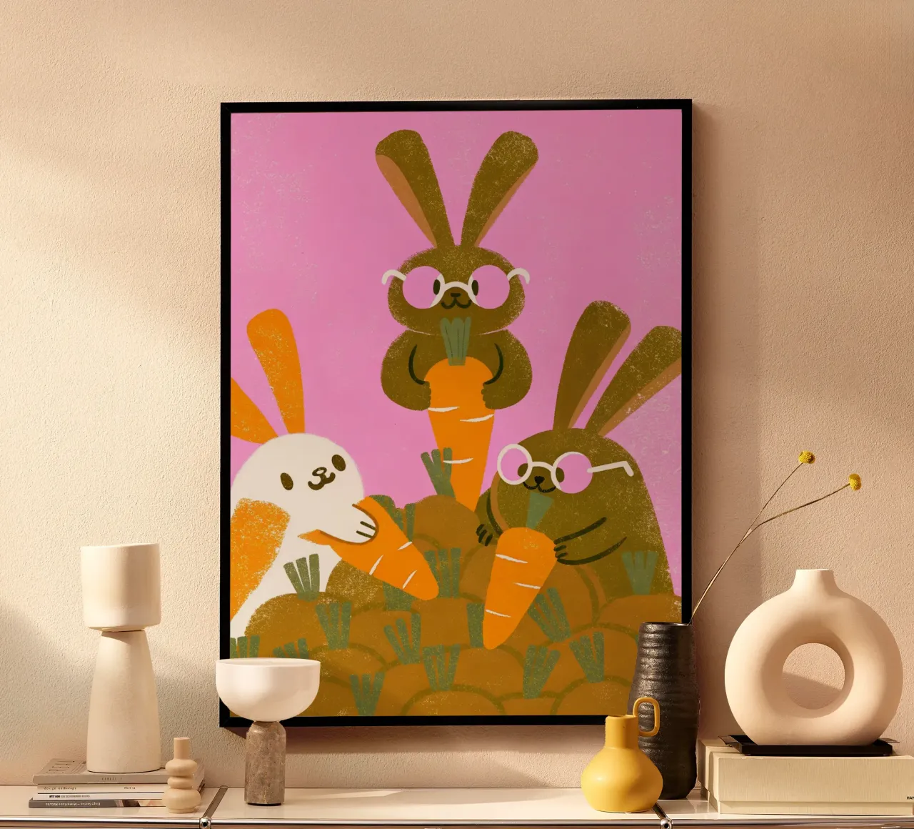 Coniglio che mangia carote poster con telaio in legno da THE LATEST SHOP