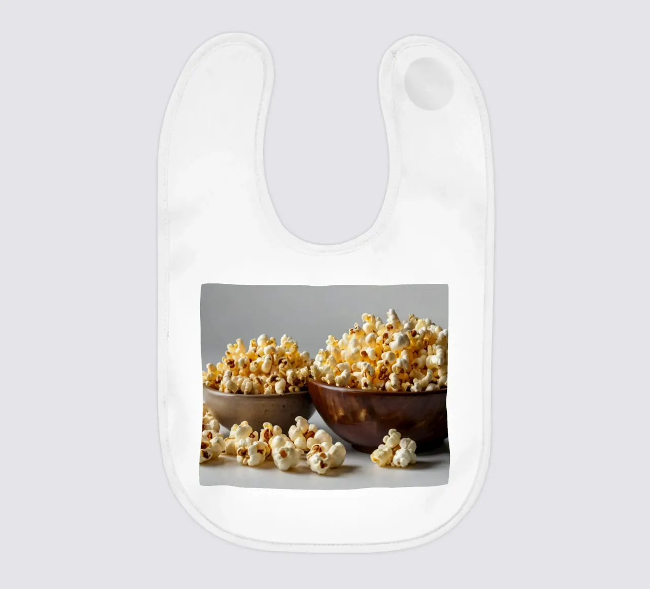 Frisch gepopptes Popcorn, serviert in Holzschalen Babylätzchen von DesignDoodle