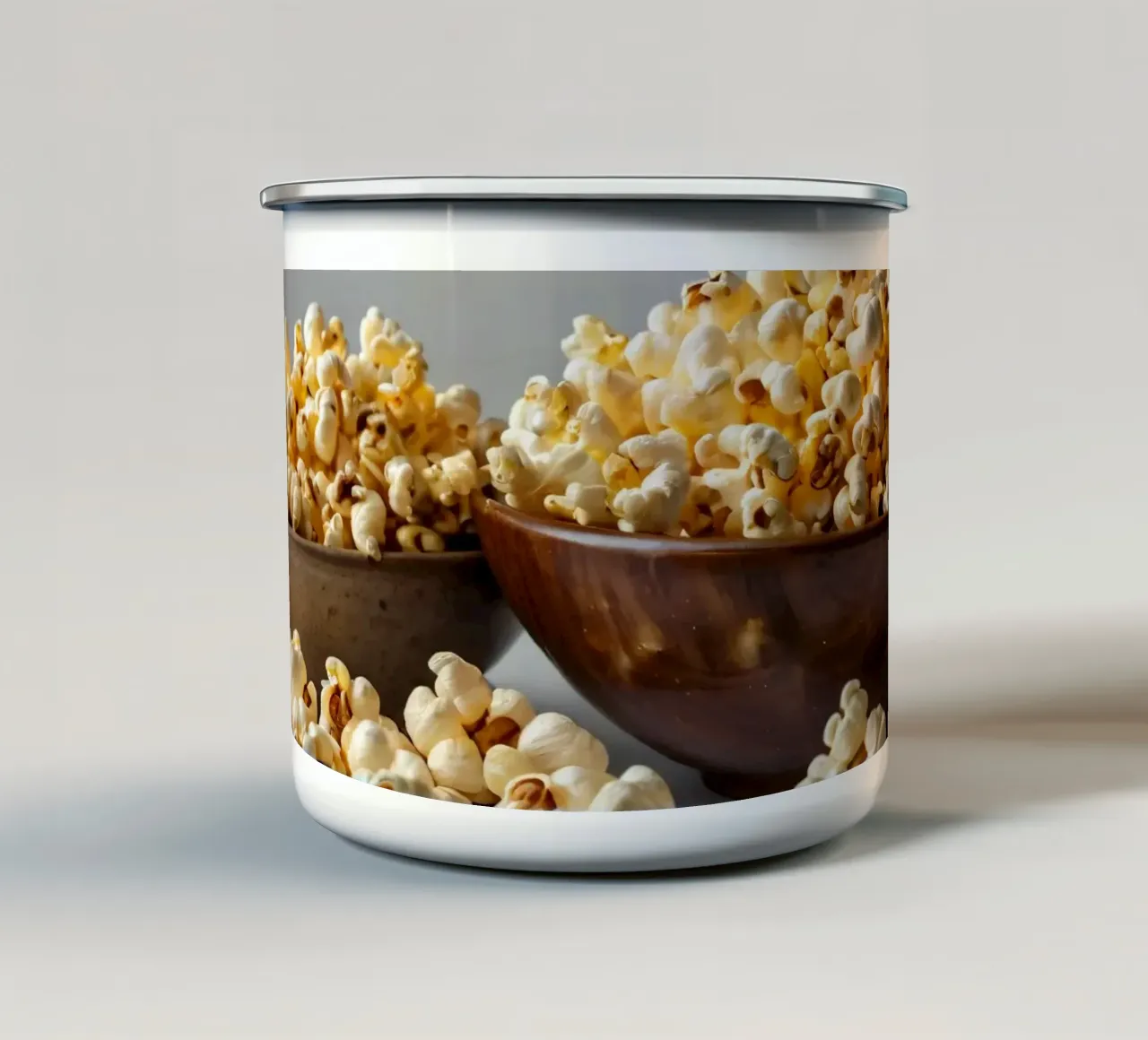 Popcorn appena sfornati serviti in ciotole di legno tazza in smalto da DesignDoodle