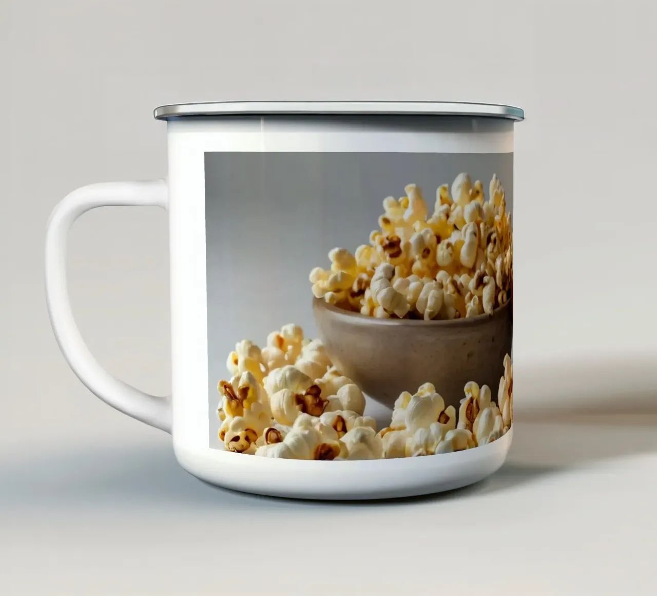 Popcorn appena sfornati serviti in ciotole di legno tazza in smalto da DesignDoodle